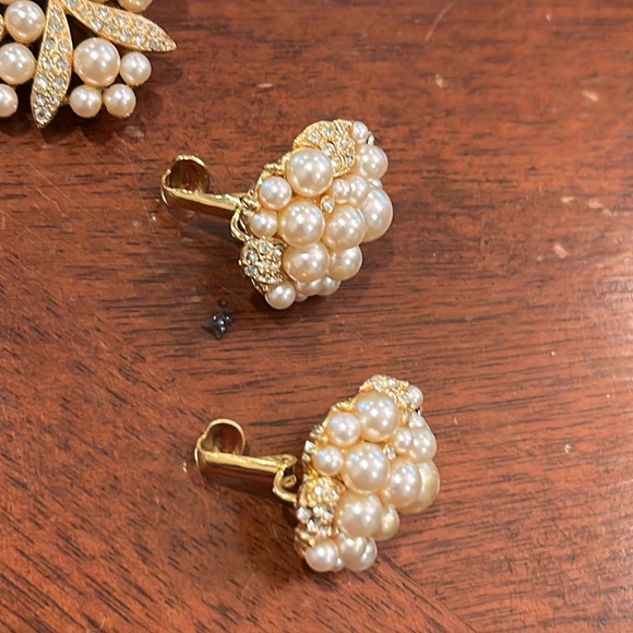 Vintage R. Mandle Pearl Brooch & Matching Earring Set. - Picture 6 of 14